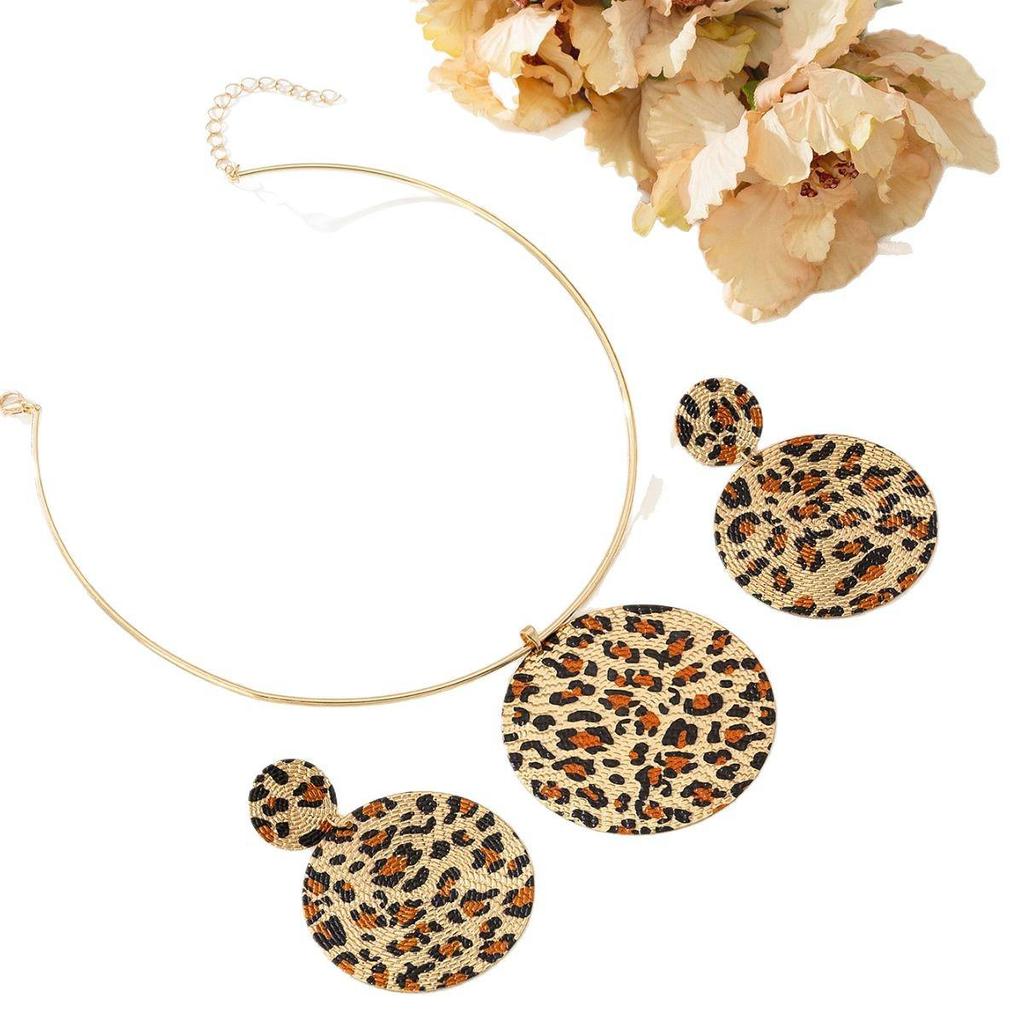 Retro Leopard Jewelry Set: Chic Necklace & Earrings