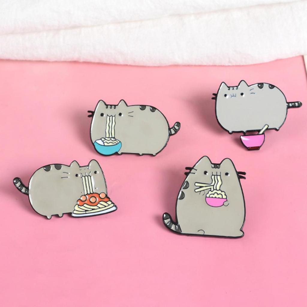 Spilla Smaltata Gatto Che Mangia Pizza - Divertente Accessorio Kawaii Per Giacca, Zaino E Cappello