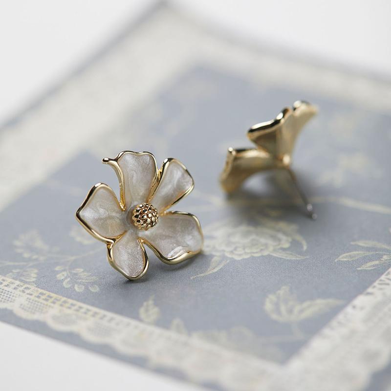 French Gentle Enamel Clip On Earrings for Women High Quality Elegant White Gardenia Flower Pierced Earring Party Jewelry Gifts