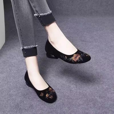 Ethno-Stil Einzelne Schuhe Damen 2024 Frühling und Sommer neue niedrige Absätze Retro Mutter bestickte Schuhe Slipper bequeme Damenschuhe