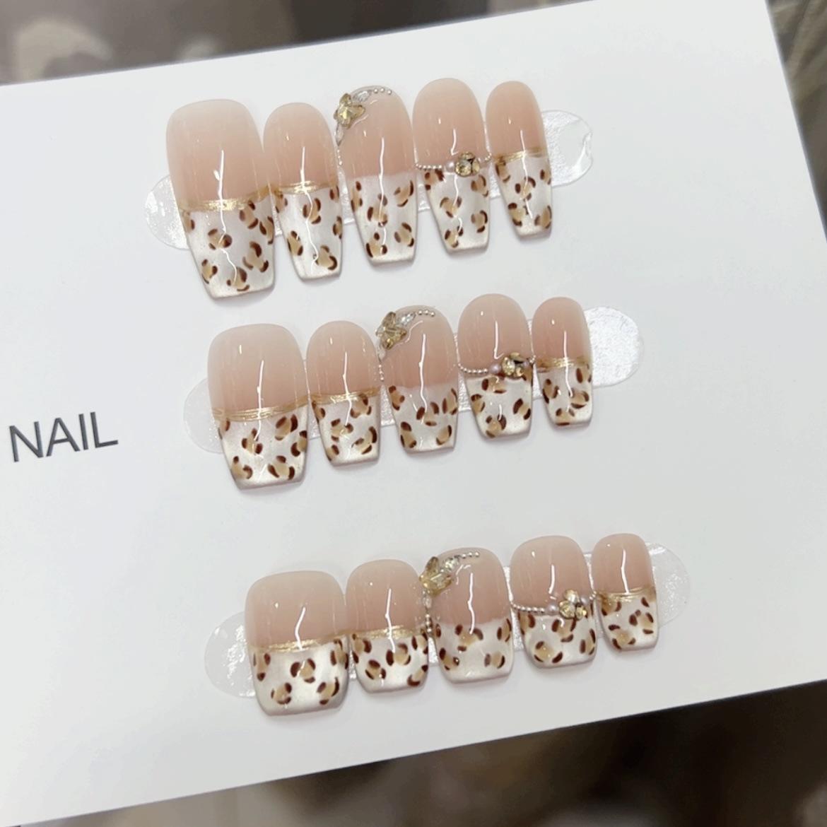 

Чисто ручная работа Фототерапия Носимая накладка для ногтей Пудра Леопардовый принт Носимый ноготь Готовый продукт Многоразовый пластырь для ногтей large L