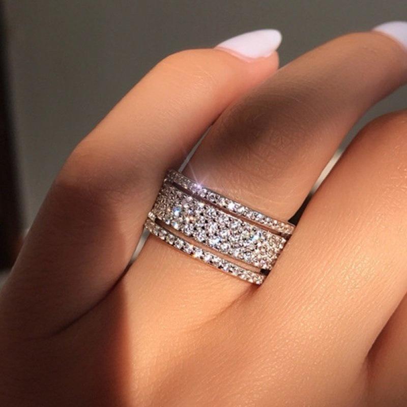 

Женское кольцо с микроинкрустацией бриллиантом в стиле Hot Style