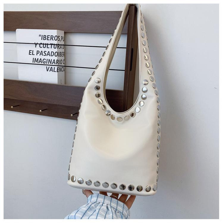 

2025 ретро одноплечевая вощеная кожа простая заклепка Spice Girl Пустошь ветер большая вместимость тоут женская сумка белый