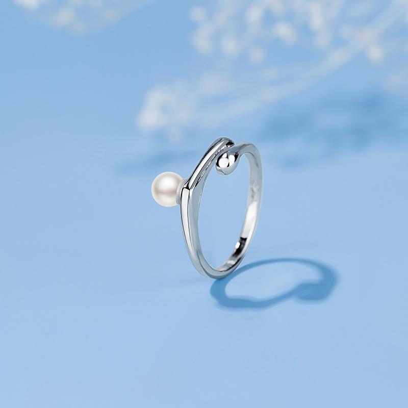Dvojitý stupňovitý prsten s imitací perly, ženskost, jednoduché nepravidelné linie, zapínání na prsten, nastavitelný ukazováček