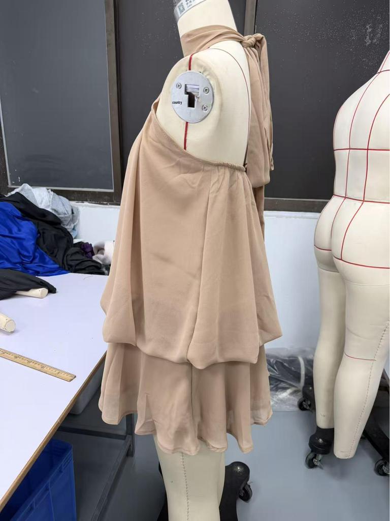 Europäisches & Amerikanisches Einfarbiges Schlankes Rückenfreies Neckholder-Kleid mit Flauschigem Rock - Damen Urlaubsbekleidung