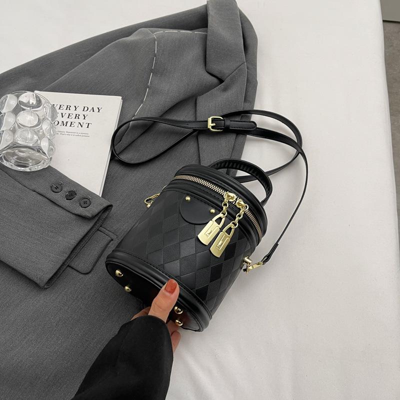 Retro Versatile Small Bag Women's Autumn New Fashion Niche Messenger Bag Texture Diamond Portable Bucket Bag