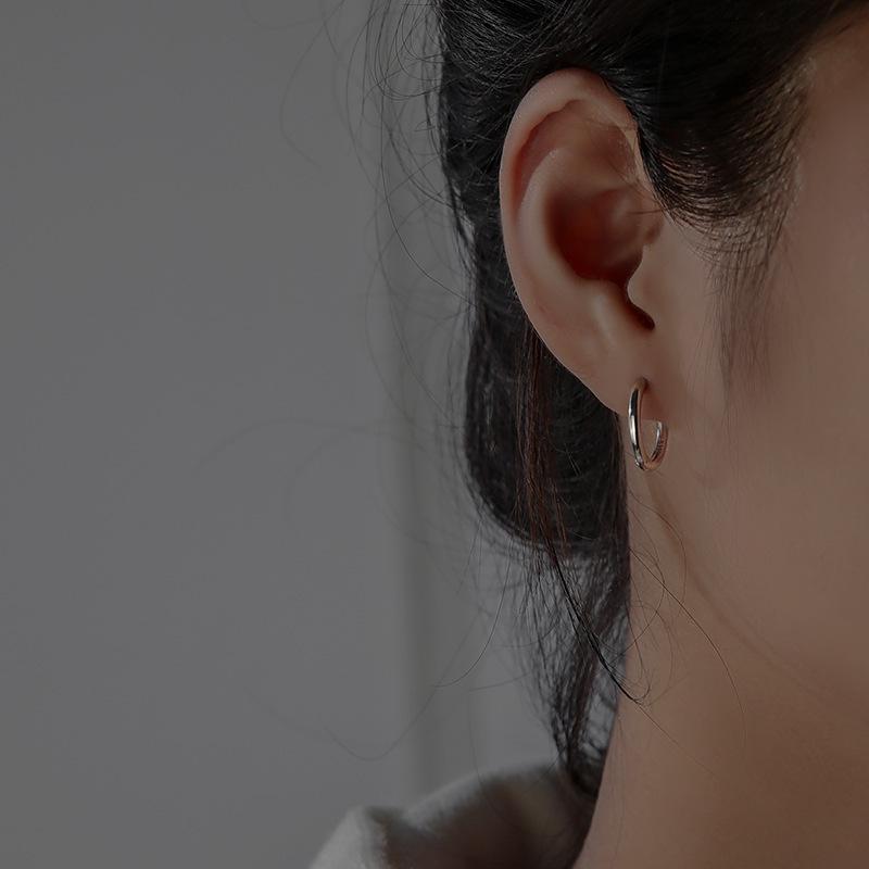 Stylowe Srebrne Kolczyki Męskie Sauron - Modne Japońskie i Koreańskie Kolczyki Sztyfty