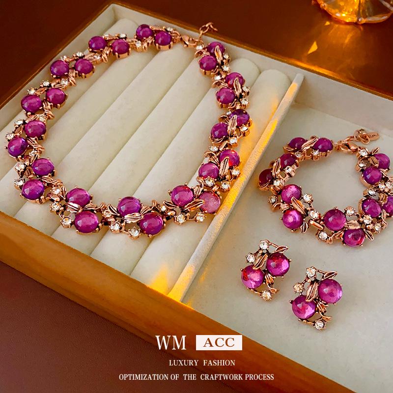 Vintage Strass-Halskette mit gealterten Metallblättern und -blumen - Retro-Stil