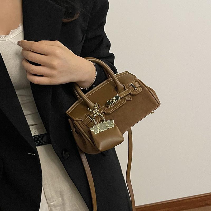 Retro Bag Women's Large Capacity 2025 New Autumn and Winter Versatile Niche Design Messenger Bag Portable Commuter Tote Bag