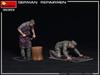 Miniart 1/35 Maßstab Deutscher Reparaturmann (2er Set) mit Werkbank und Werkzeugen, Kunststoffmodellbausatz MA35353