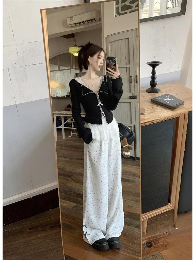 Ensemble 3 pièces pour femmes: Camisole Tricotée avec Dentelle Découpée et Nœud, Haut à Manches Longues et Pantalon Large Taille Haute à Pois