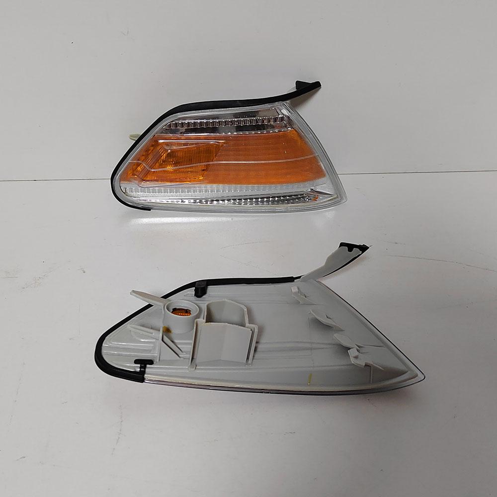 A Pair Automobile Corner Lamp Turn Signal Light 81731-22120 81741-22120 For Toyota Mark Jzx100 1997 1998 1999