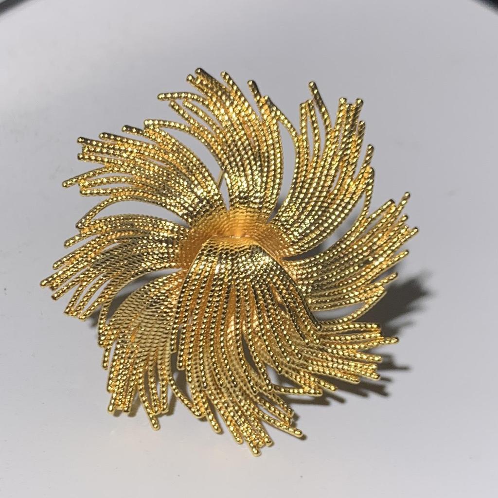 Dili Xue 2024 Vintage Monet Twisted Braid Brooch - Classic Corsage Retro Collectible