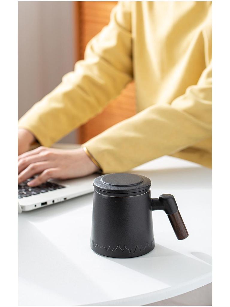 Hand-Painted Ceramic Office Mug: Distant Mountains Design, Teacup with Separate Brewing Chamber, Ideal for Water or Tea - Perfect Business Souvenir.