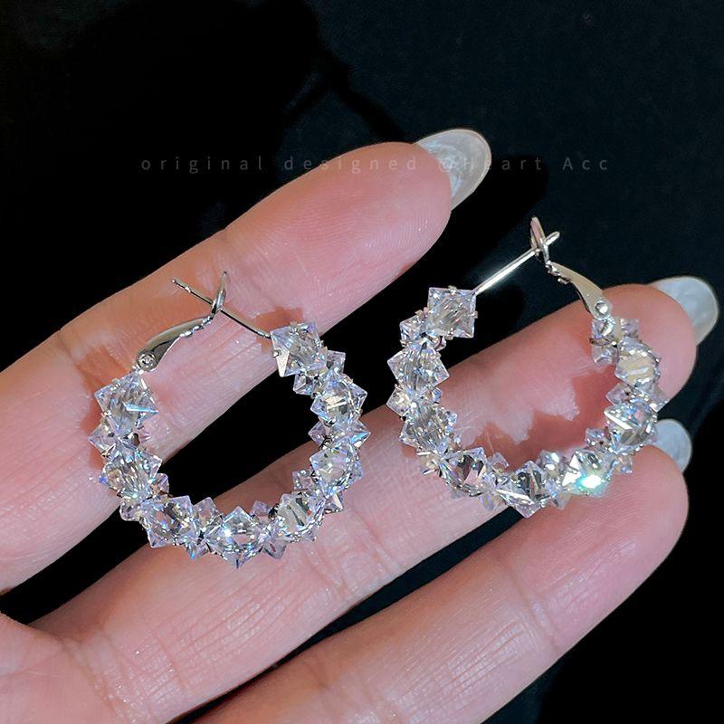 

Блестящие серьги-кольца с цирконами для женщин 2025 Новые преувеличенные серьги-кольца Легкая роскошь Нишевые изысканные высококачественные серьги Ice through Blue ear ring