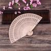 Styl Hanfu Rzeźbiony Wachlarz Bambusowy z Drzewa Sandałowego - Wiele Wzorów, Idealny na Podróże, na Lato, do Chłodzenia i do Fotografii.