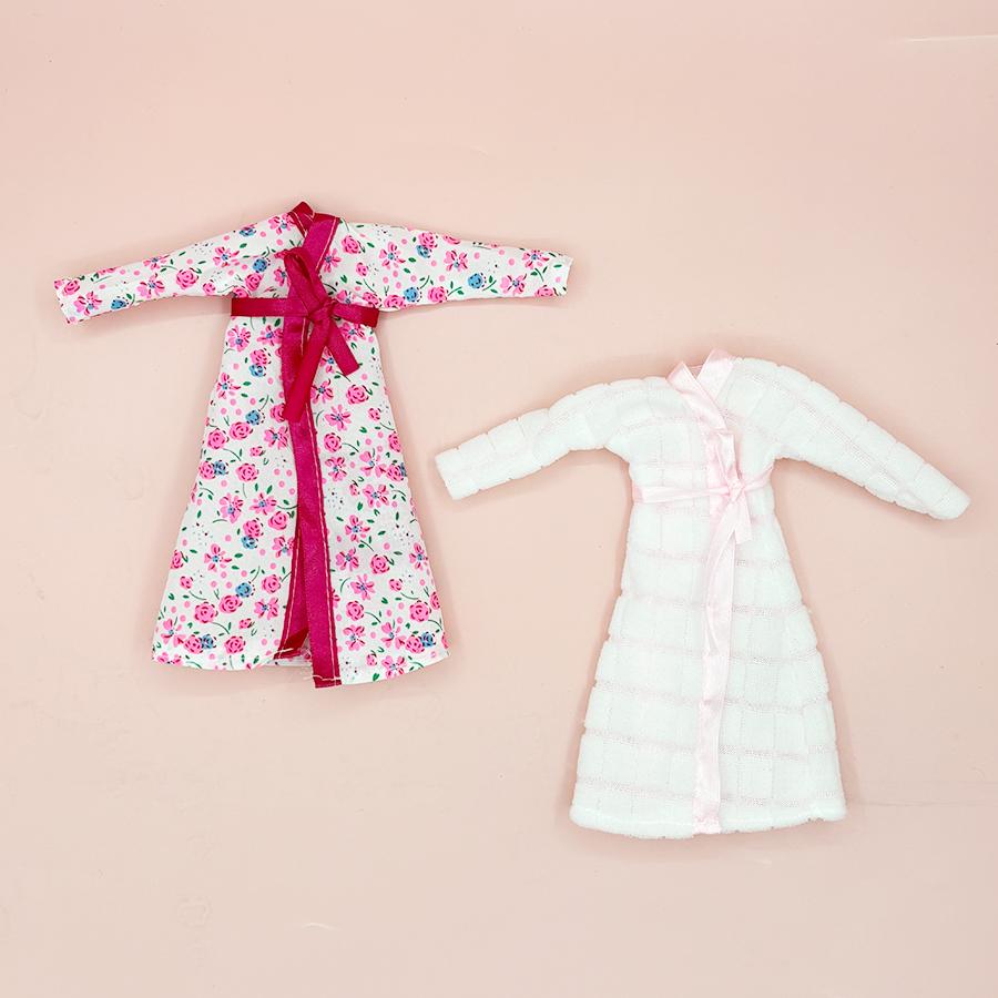 Handgefertigter Bademantel für 11,5 Zoll/30 cm Puppen Niedliche Mini-Artikel Gesichtsmasken-Haarschmuck-Set Miniaturspielzeug für Mädchen Spielset