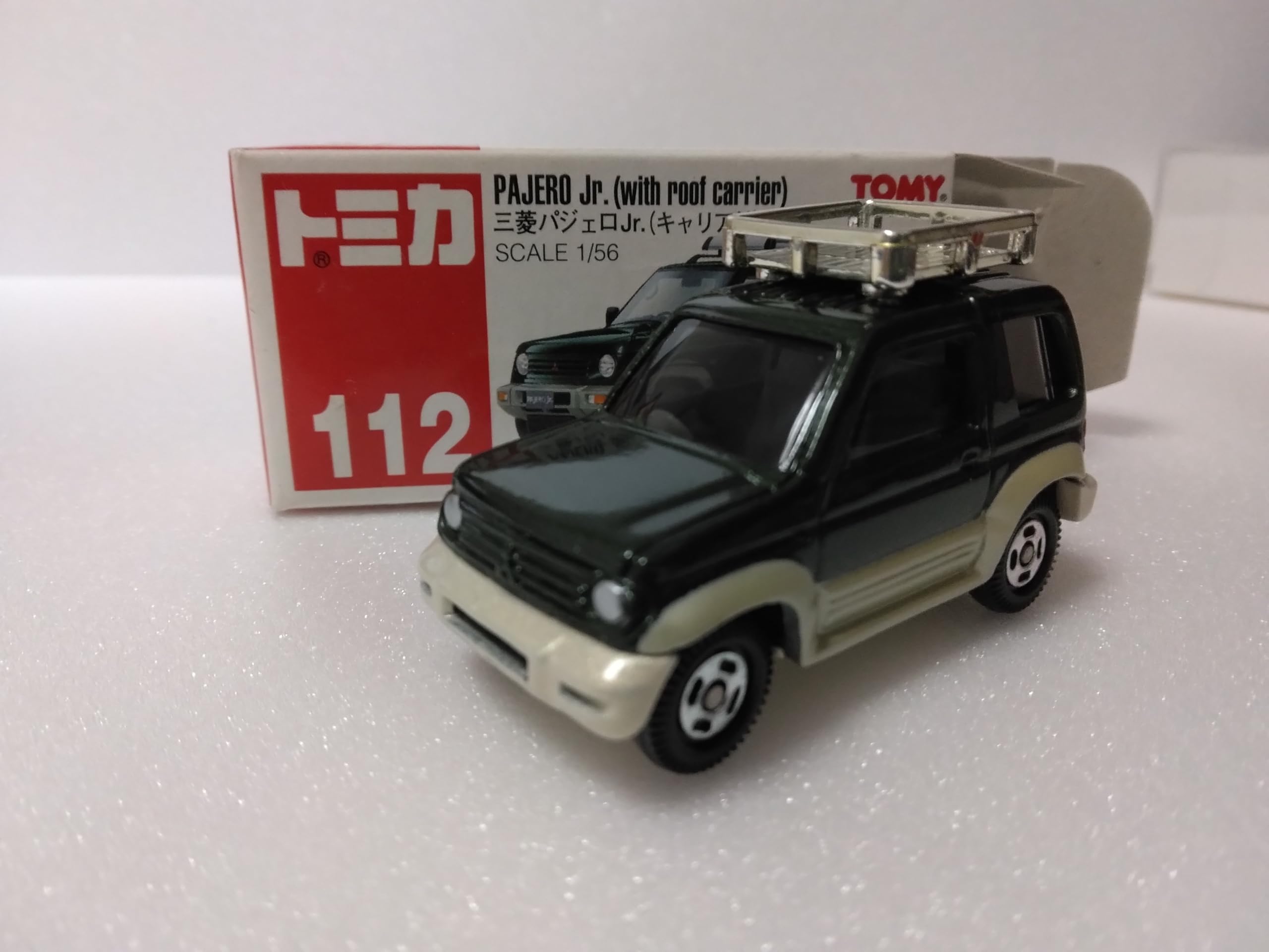 

Tomica 112 Mitsubishi Pajero with scale No. Jr. carrier, 1/56 темно-зелений колір