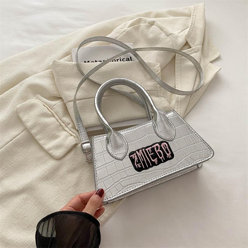 

2025 лето новая сумка-тоут с текстурой интернет-знаменитости, универсальная, нишевый дизайн в стиле ins, зарубежный стиль, на плечо, мессенджер, маленькая квадратная сумка серебряный