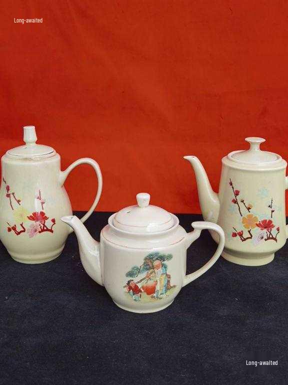 Vintage 70s-80s Nostalgic Teapot - Retro Decor and Film Props