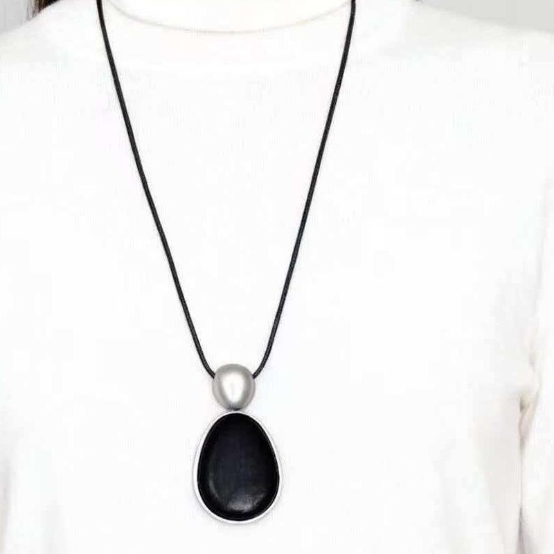 Black Wooden Oval Necklace for Women – Luxury Chinese-Style Design with Metal Accents