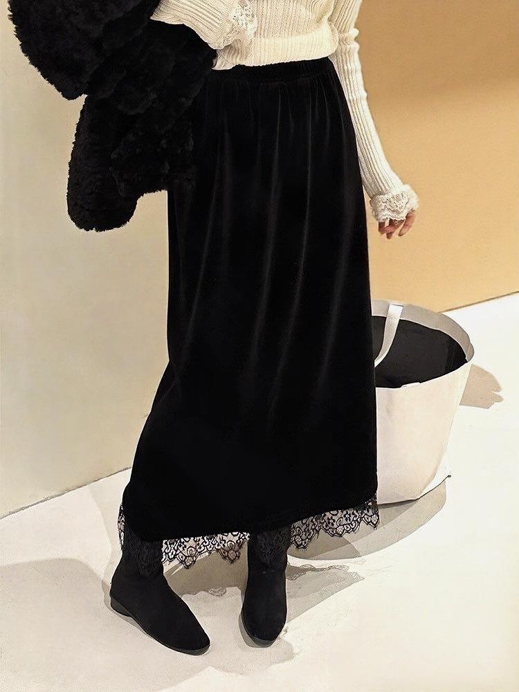 Französisches schwarzes Samt-Midikleid mit Spitzensaum und Schlitz – Herbst/Winter