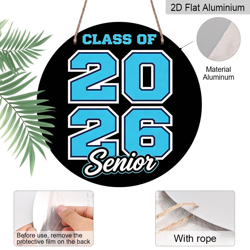 2D flaches Aluminium 2026 Abschluss-Thema Wandbehang ist in mehreren Größen erhältlich. Sein American College Schwarz-Blau Varsity-Team-Stil Design
