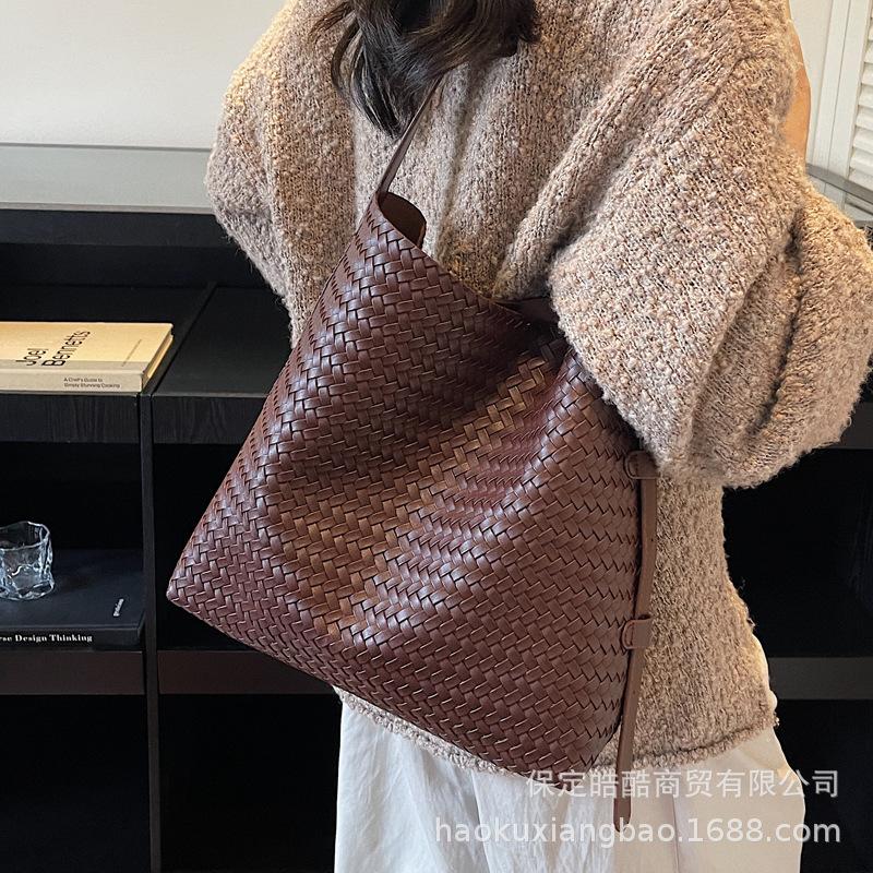 Large-capacity Bags for Women's Autumn and Winter Versatile 2025 New Simple One-shoulder Messenger Child and Mother Bags Are Popular This Year. Bucket