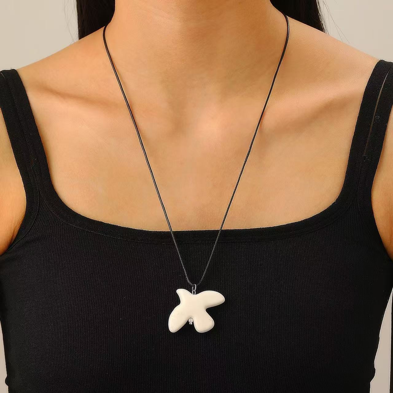 

White Peace Pigeon Necklace for Women, Black Rope Design Long Sweater Chain Fashion Jewelry Accessory чёрный