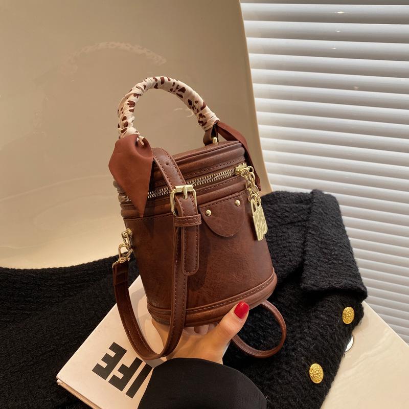 

Small bag women s new autumn and winter fashion versatile bucket bag premium texture messenger bag темно-коричневого