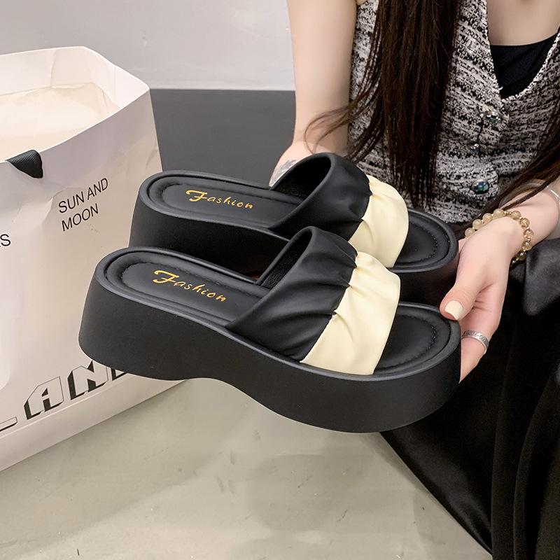 Fashion one-word drag summer casual stepping on shit feeling bread beach 2025 pregnant women new sandals wear women's cool slippers