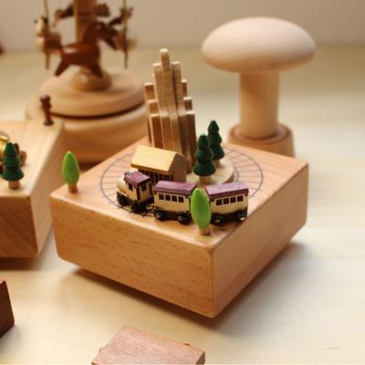 Cottage Garden Castle Araba Ahşap Desenli Kurmalı Müzikal Figür Ahşap Yaratıcı Müzik Kutusu Atlıkarınca Ahşap Tren Doğum Günü Hediyeleri