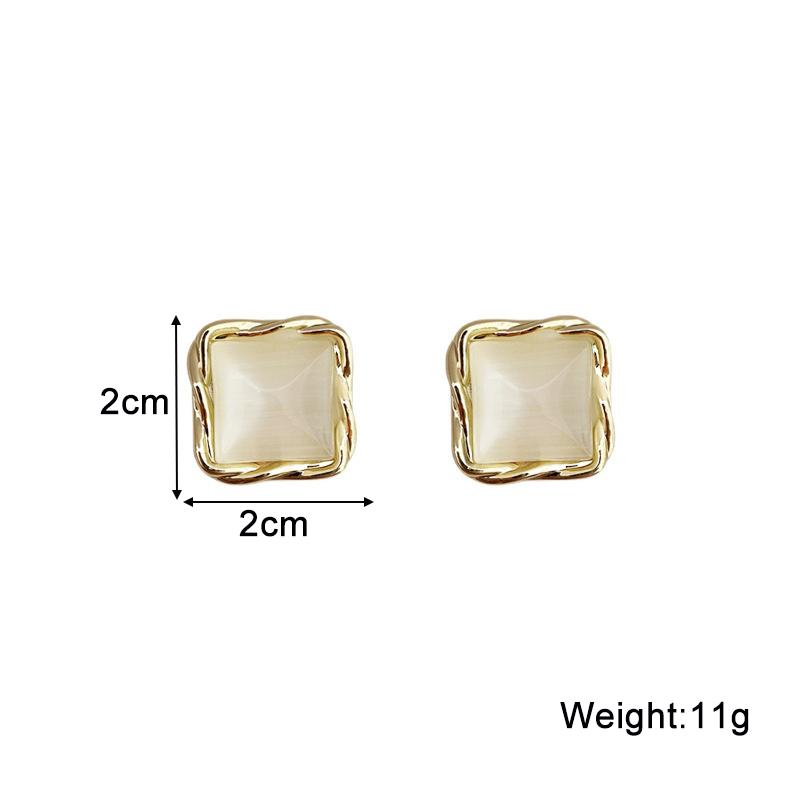 Nouvelles Boucles d'Oreilles Carrées Beige à Clous pour Femmes Mode Coréenne Filles Douces Texture Gelée Design Unique Accessoires d'Oreilles Féminins 2026 nouveau