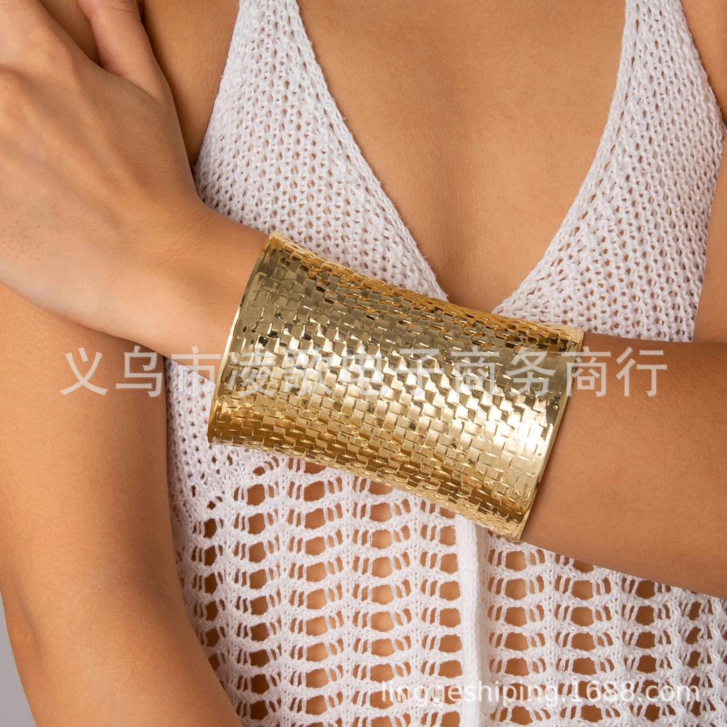 Hot-selling, exaggerated metal hollow pattern shape iron bracelet set, wire arm ring