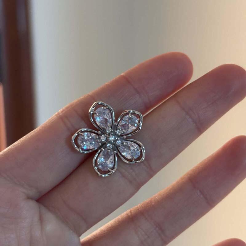 1Ps Delicate Zircon Hollow Flower Ear Clip for Women Girls Fashion Five Petal Flower Ear Cuff No Piercings Earrings Jewelry Gift