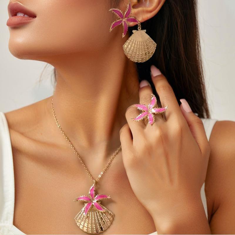 Styl wakacyjny, modny trend, zestaw biżuterii z rozgwiazdą i muszlą jest odpowiedni na wakacyjne plażowe stylizacje, prosty i wszechstronny