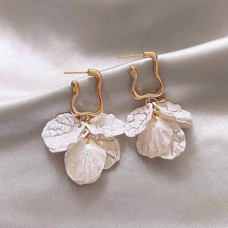 2025 Luxury Flower Shell Pearl Stud Earrings: Elegant Niche Design for Women