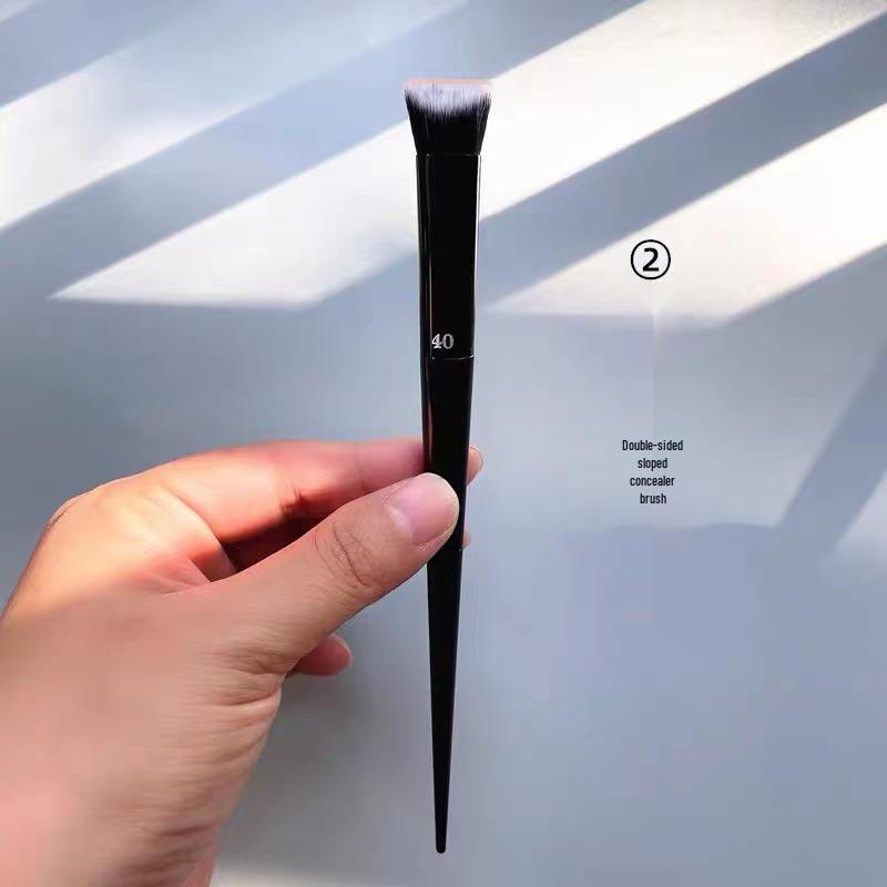 

VD#10 Double-Sided 3D Contour & Concealer Brush - Large #40, Small Slope