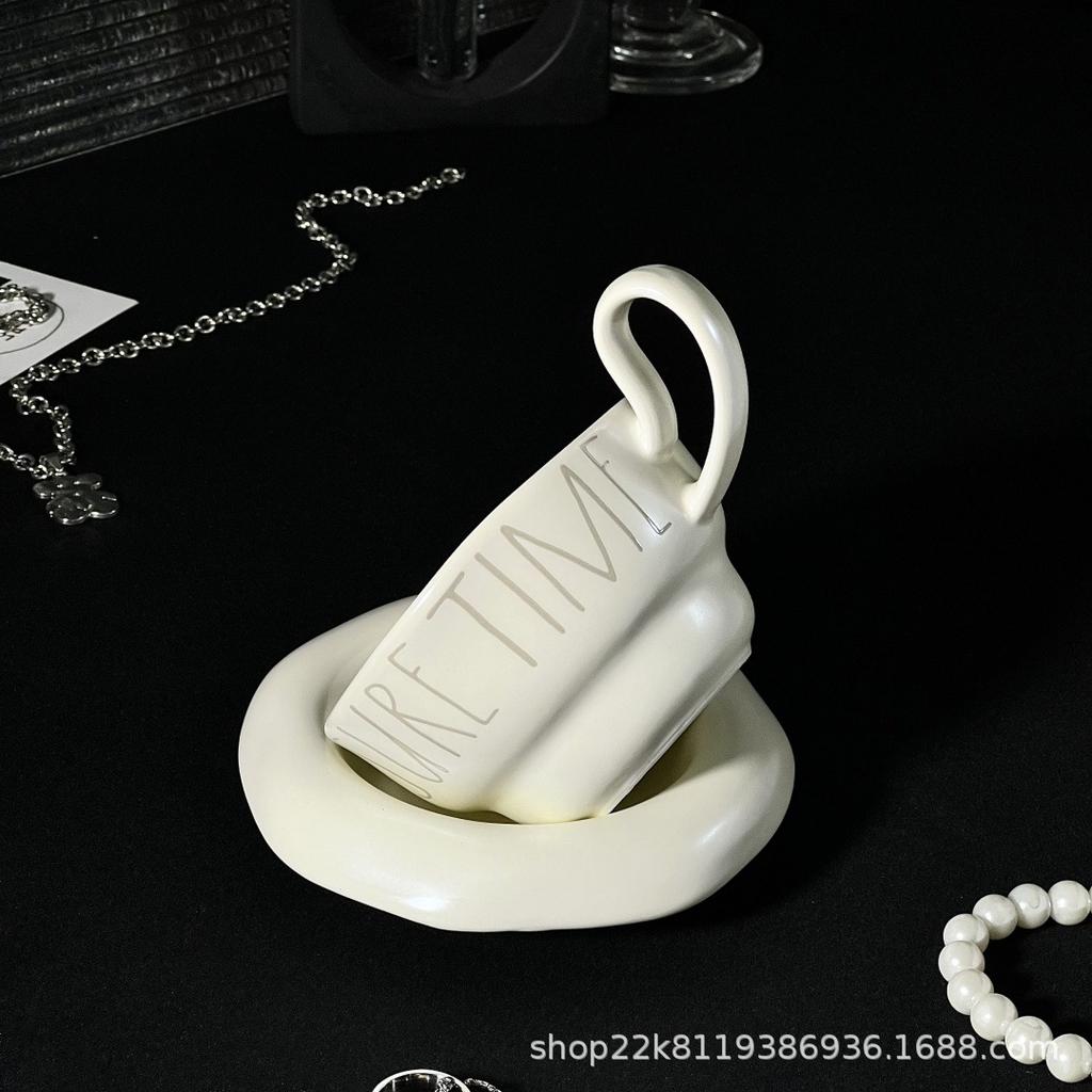 Perleťový perleťový mléčně bílý abecední světelný luxusní retro keramický šálek na kávu s podšálkem závěsné ouško šálek na kávu s podšálkem