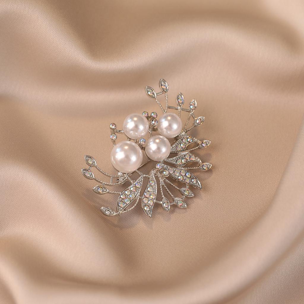 Fashionable and High-end Multi-functional Brooch Women's Exquisite Neckline Anti-glare Pin Niche Design