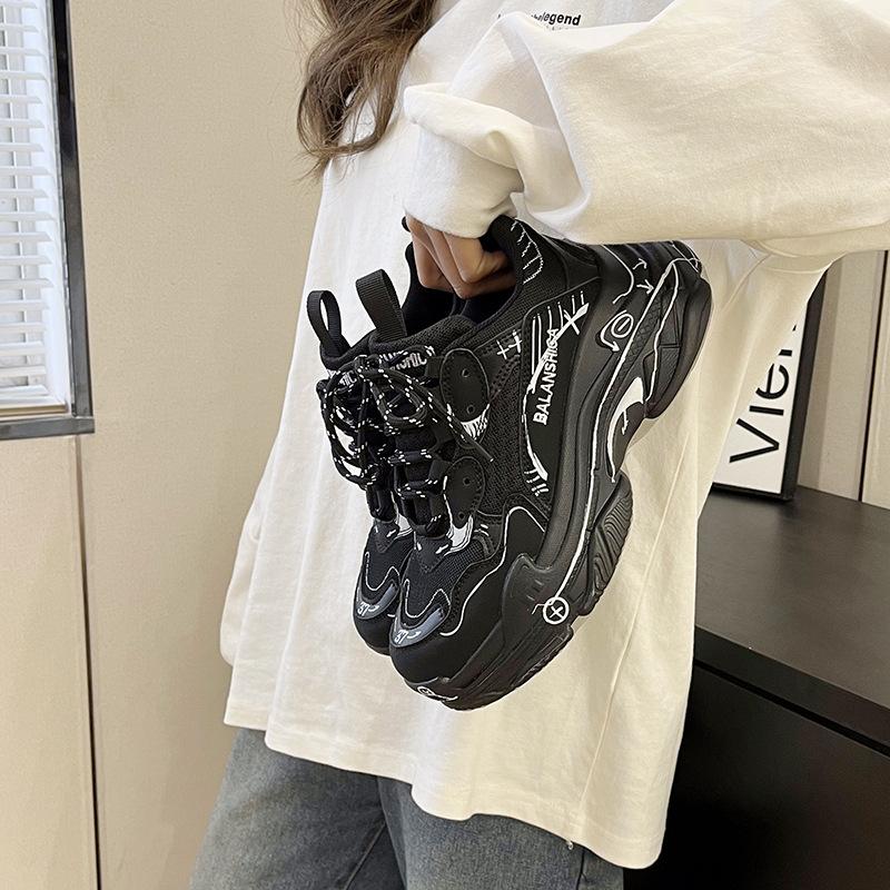 Parigi una serie di quattro stagioni nuove scarpe da ginnastica dad con suola spessa graffiti scarpe sportive casual moda per coppie marea 9953