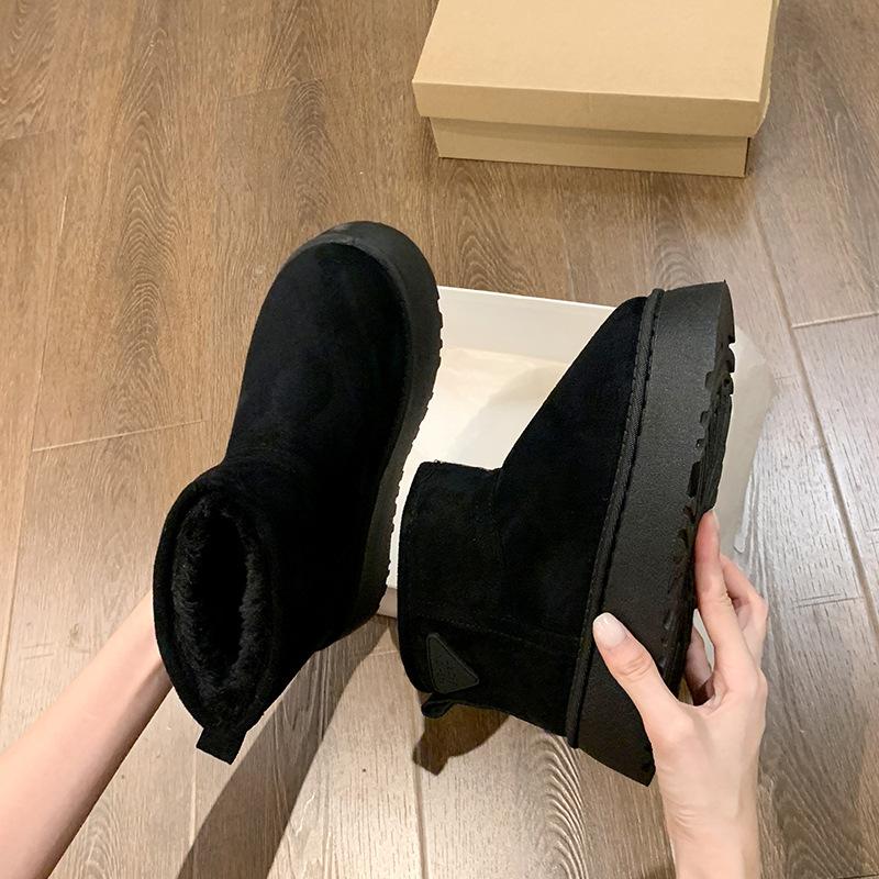 

Thick-soled bread snow boots women s 2025 new winter thickened and piled fur integrated short boots Northeast large cotton shoes 40 чёрный