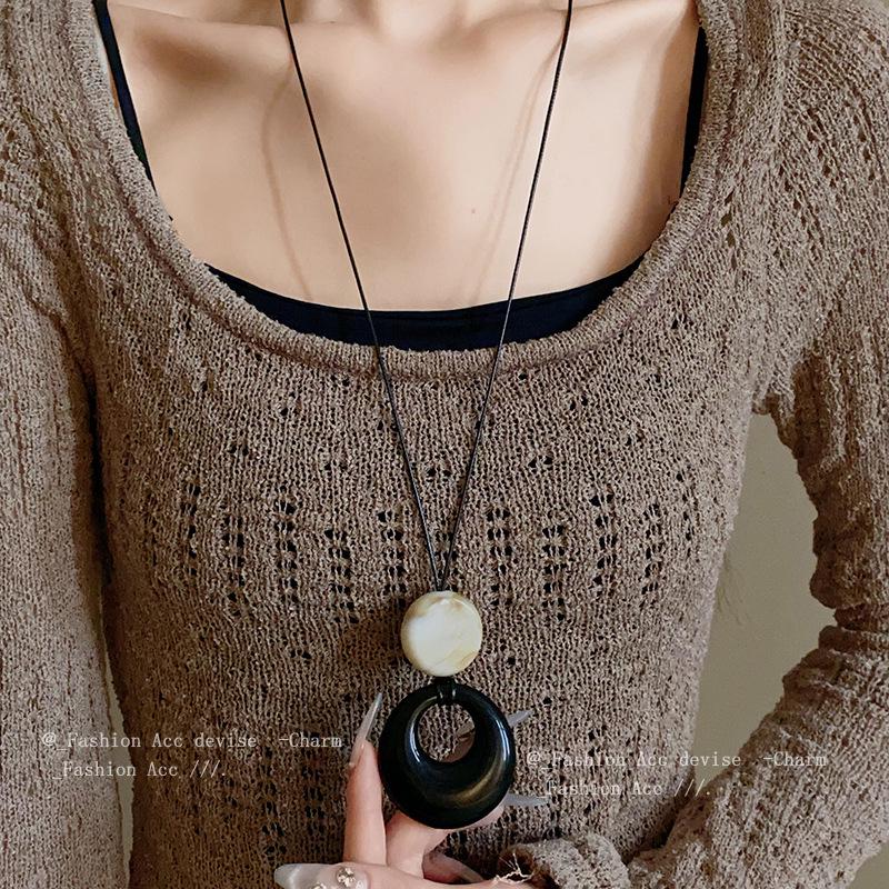 Elegant Geometric Resin Ring Necklace: Chic Long Chain for Women