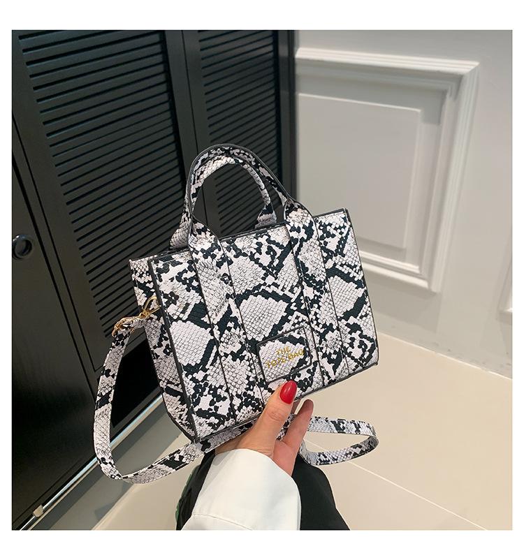 

Сумка великої місткості жіноча сумка 2024 новий візерунок зміїної сумки через плече жіноча сумочка ручні сумки білий