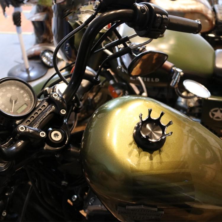 Tappo Serbatoio Carburante Corona in Lega di Alluminio CNC per Moto Adatto Per Harley 883 / XL / 1200 / 48 / 72