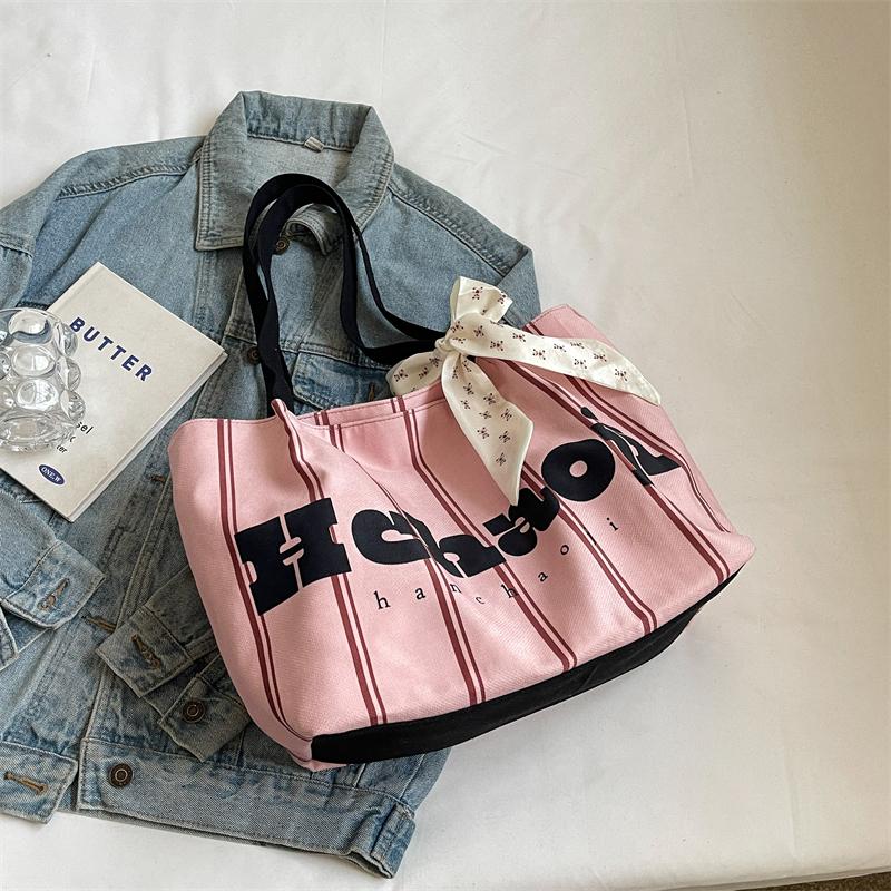 Женская холщовая сумка контрастного цвета в полоску с буквами — фото 11