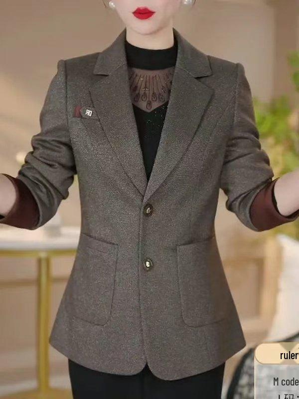 Trendy Slimming Jacket for Petite Women: Conceal Flaws & Look Younger