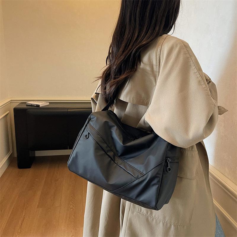 Black Large-Capacity Messenger Bag, Women'S Commuter Shoulder Bag, High-Value Large-Capacity Travel Bag, Small, Light And Water-Proof.