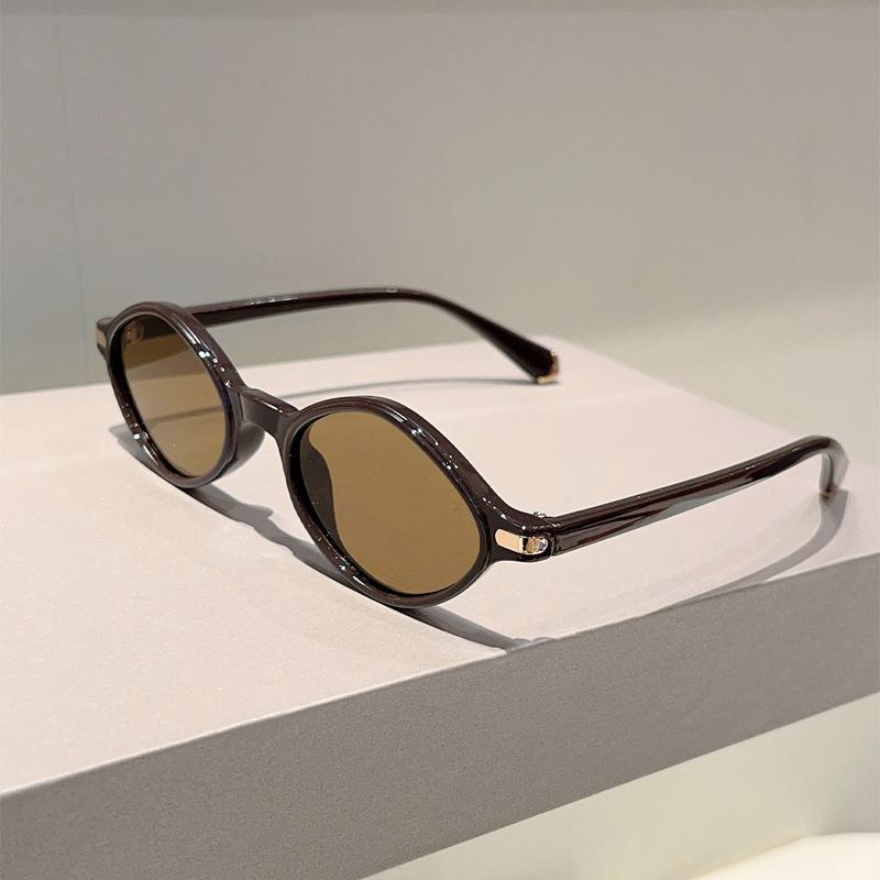 New Small Frame Vintage Rhombus Sunglasses Women For Men Luxury Brand Designer Sun Glasses Punk Popular Rivet Outdoor Eyeglasses