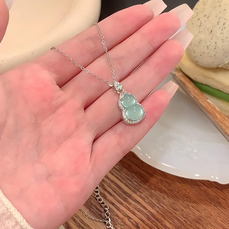 Exquisite Jade Gourd Necklace: Elegant Chinese Style Light Luxury Clavicle Chain